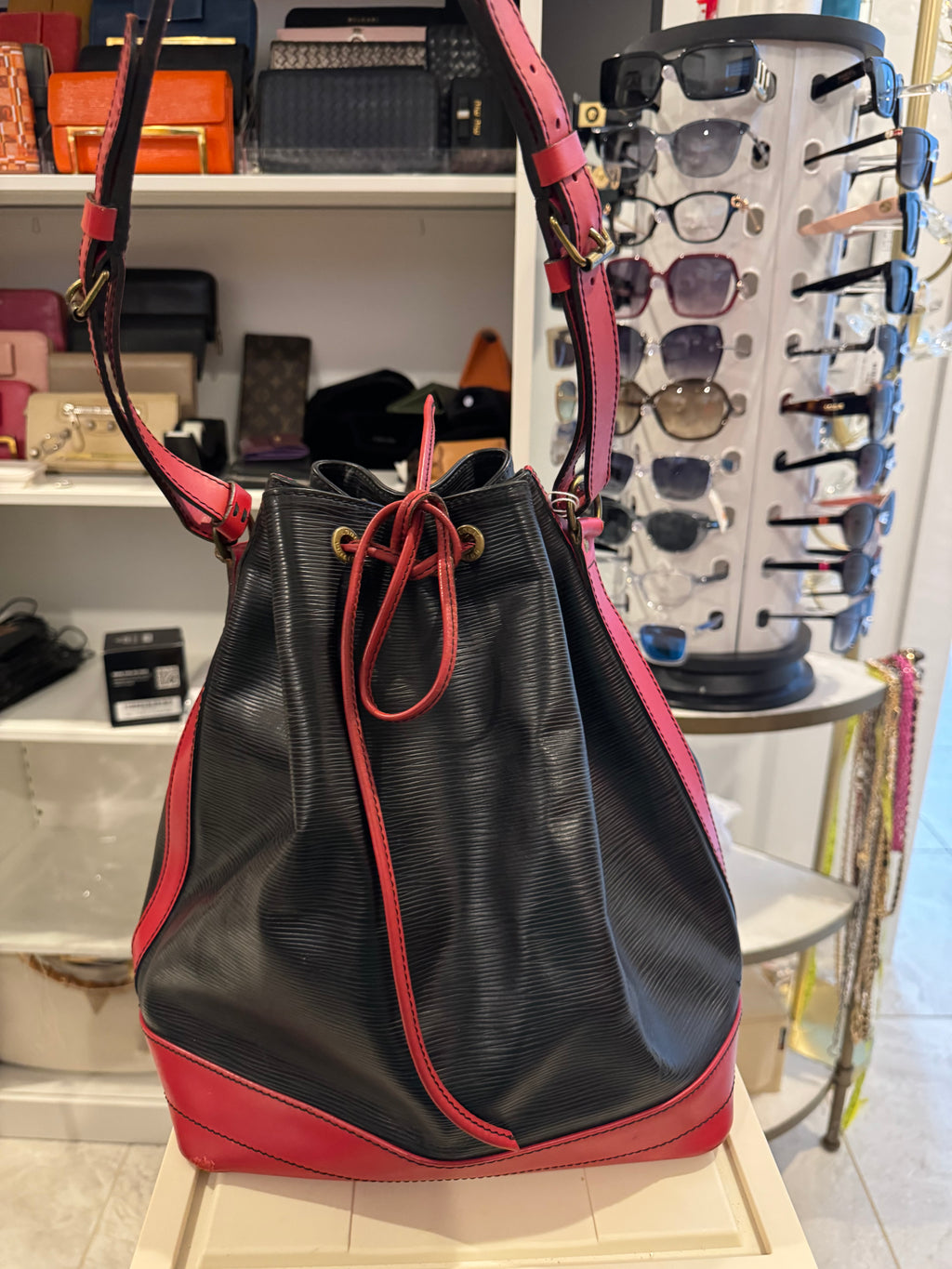 Louis Vuitton Noé GM Bucket Bag – Black & Red Bicolor Epi Leather (Vintage)