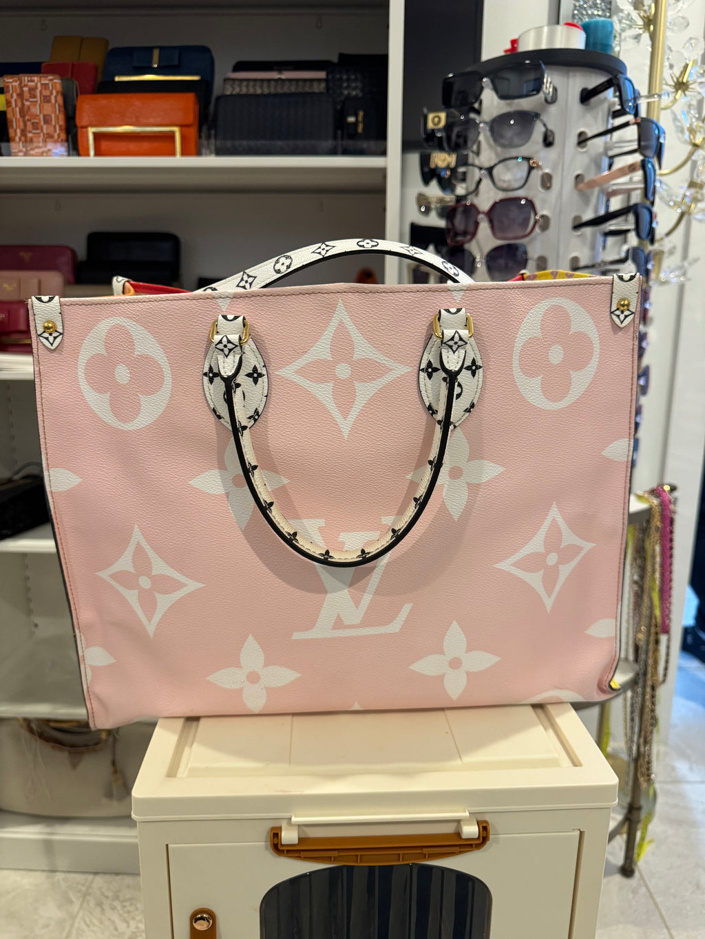 Louis Vuitton Onthego MM Tote Bag – Giant Monogram Multicolor Canvas