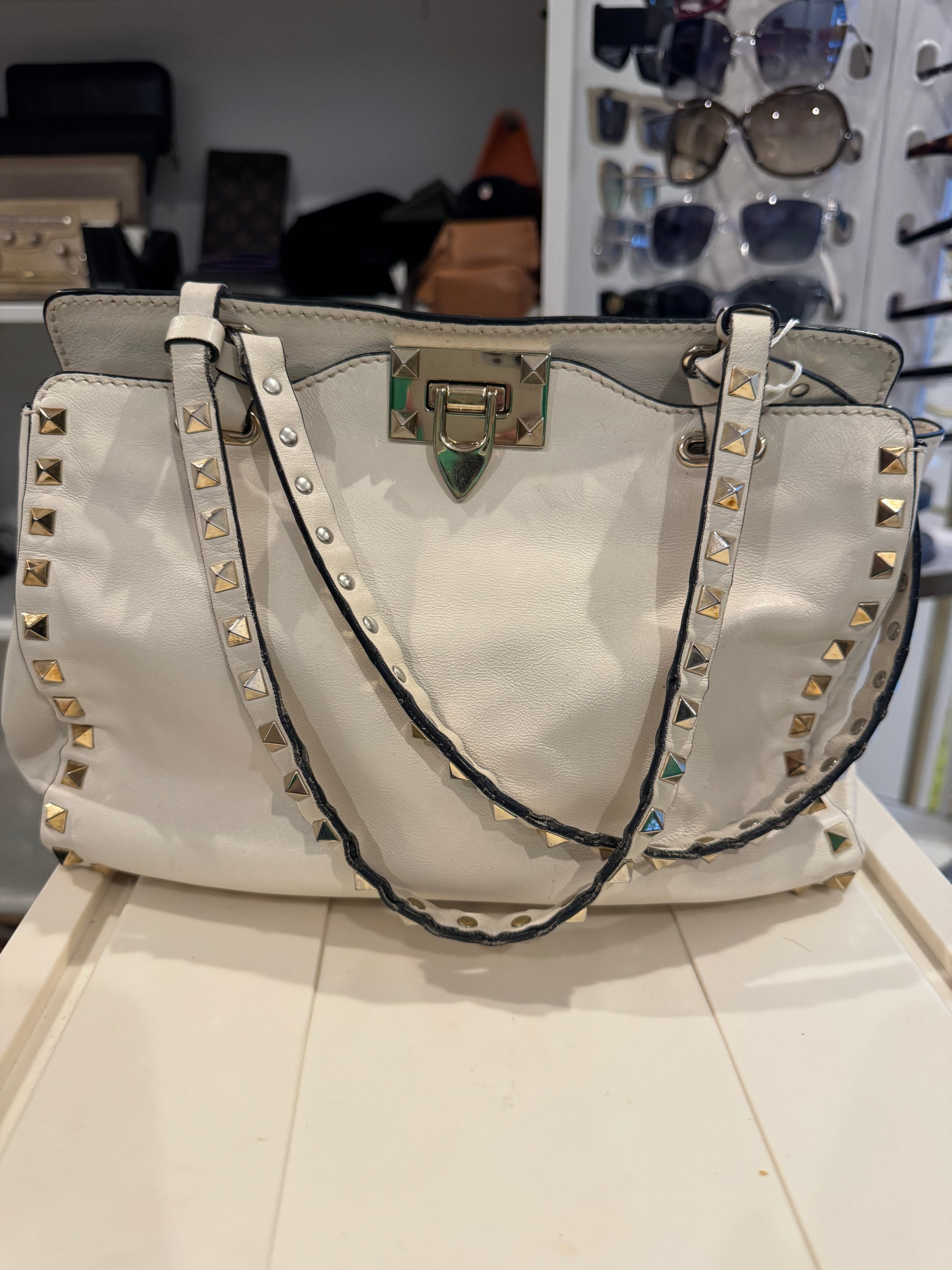 Valentino Garavani Rockstud Medium Tote – White Grainy Leather with Gold Hardware