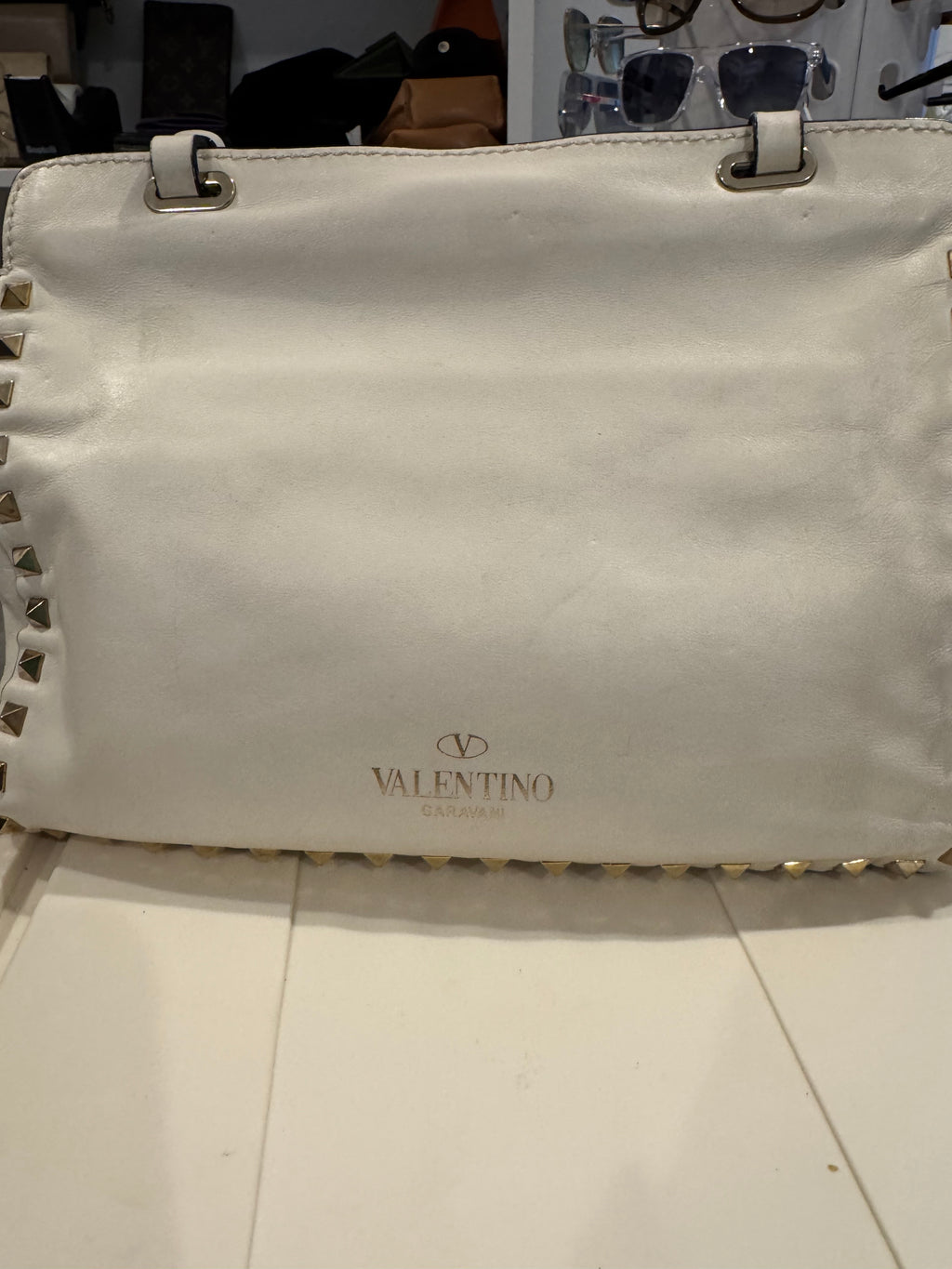 Valentino Garavani Rockstud Medium Tote – White Grainy Leather with Gold Hardware