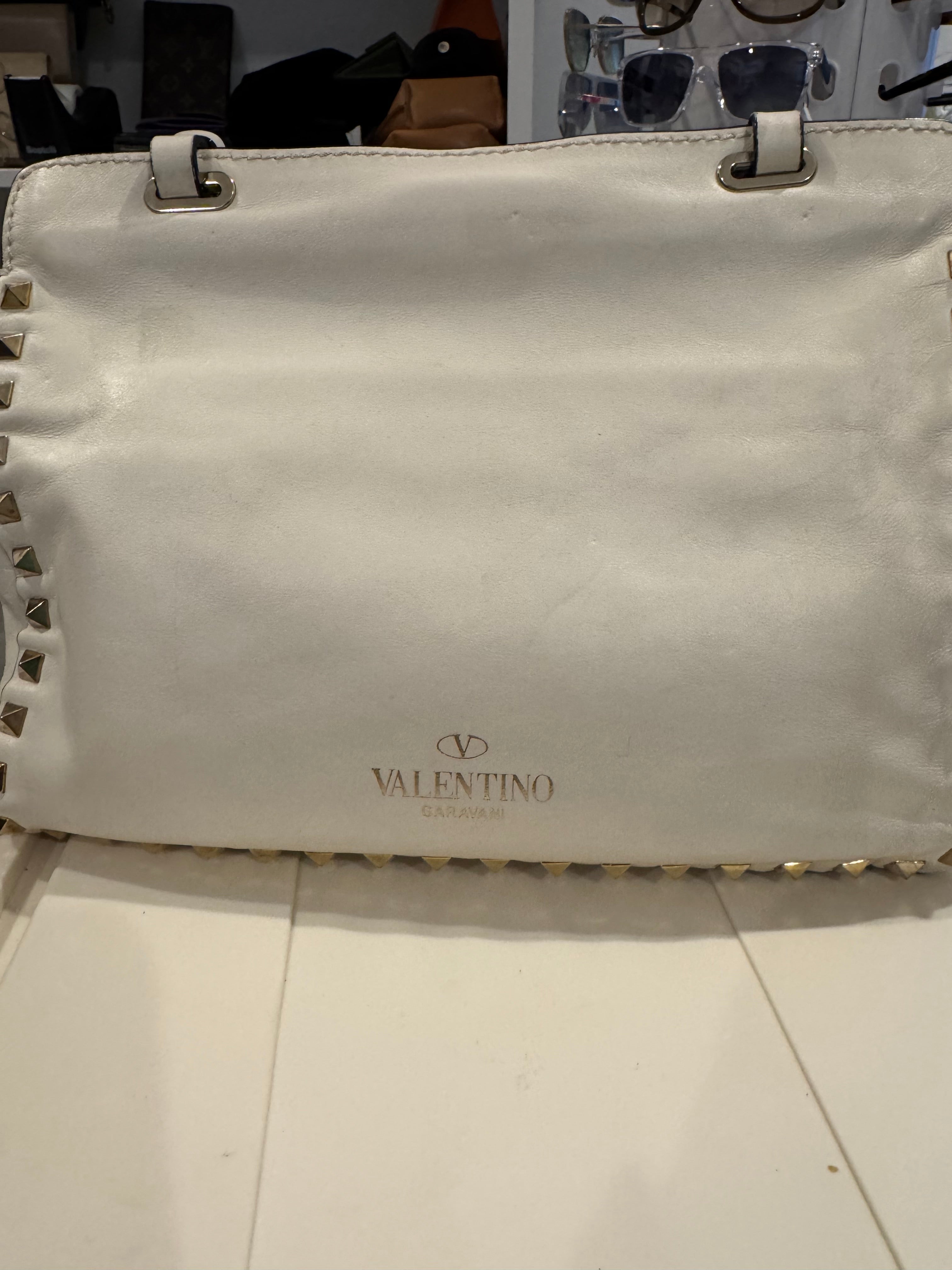 Valentino Garavani Rockstud Medium Tote – White Grainy Leather with Gold Hardware