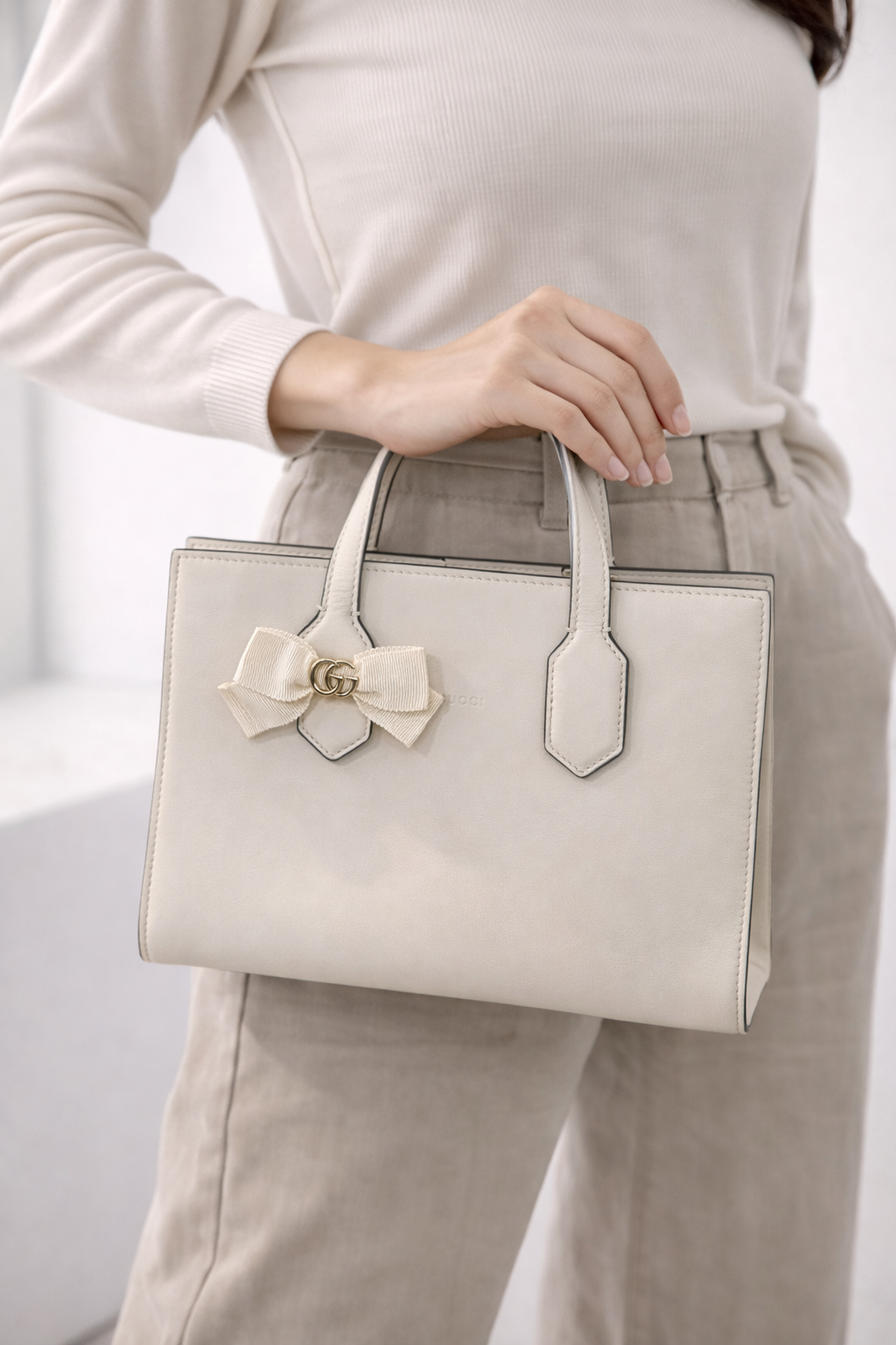 Gucci GG Ribbon small tote in white leather with a bow accent